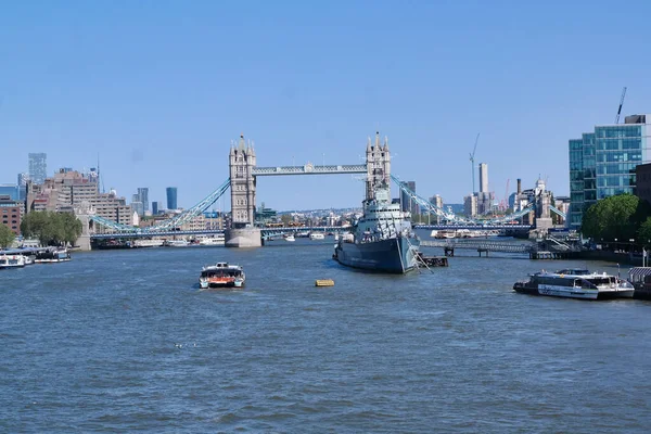 イギリスの首都ロンドンブリッジのテムズ ウォーターズ川の上の低角度のボートの眺め テムズ川は セントラル ロンドン シティの最も魅力的な観光スポットのハートを通過しています 画像は 2023年6月4日に撮影されました — ストック写真