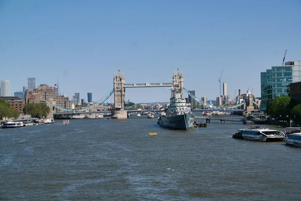 英国伦敦首都城伦敦桥泰晤士河水面上的船的低角度视图 泰晤士河正穿过伦敦市中心最吸引人的旅游胜地的心脏地带 这张照片是2023年6月4日拍摄的 — 图库照片