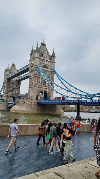 Niski Kąt Widzenia Światowej Sławy Atrakcja Turystyczna Tower Bridge Tamizie — Zdjęcie stockowe