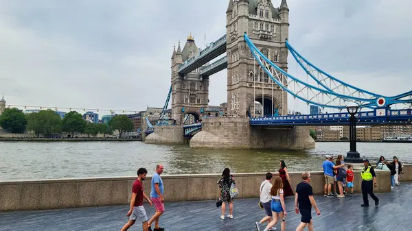 Låg Vinkel Syn Världsberömda Turistattraktion Vid Tower Bridge Och River — Stockfoto