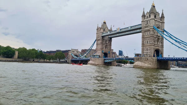 位于英国伦敦市中心的塔桥和泰晤士河的世界著名旅游景点的低角度视图 那里挤满了大量的国际游客 2023年6月18日被捕 — 图库照片