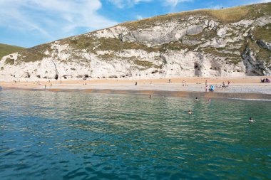 İngiltere, İngiltere 'nin Durdle Door Sahili' nde kalabalık var. 9 Eylül 2023 'te Drone' un kamerasıyla yakalanmış.