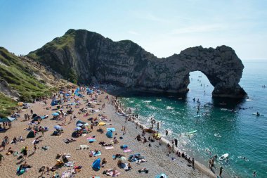 İngiltere, İngiltere 'nin Durdle Door Sahili' nde kalabalık var. 9 Eylül 2023 'te Drone' un kamerasıyla yakalanmış.