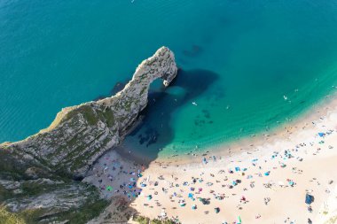 İngiltere, İngiltere 'nin Durdle Door Sahili' nde kalabalık var. 9 Eylül 2023 'te Drone' un kamerasıyla yakalanmış.