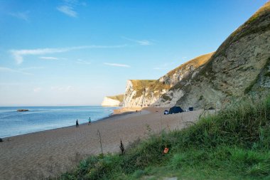 İngiltere, İngiltere 'nin Durdle Door Sahili' nde kalabalık var. 9 Eylül 2023 'te Drone' un kamerasıyla yakalanmış.