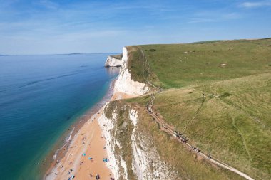 İngiltere, İngiltere 'nin Durdle Door Sahili' nde kalabalık var. 9 Eylül 2023 'te Drone' un kamerasıyla yakalanmış.