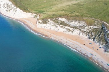 İngiltere, İngiltere 'nin Durdle Door Sahili' nde kalabalık var. 9 Eylül 2023 'te Drone' un kamerasıyla yakalanmış.