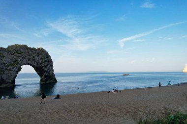 İngiltere, İngiltere 'nin Durdle Door Sahili' nde kalabalık var. 9 Eylül 2023 'te Drone' un kamerasıyla yakalanmış.