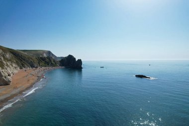İngiltere, İngiltere 'nin Durdle Door Sahili' nde kalabalık var. 9 Eylül 2023 'te Drone' un kamerasıyla yakalanmış.