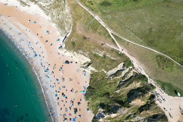 İngiltere, İngiltere 'nin Durdle Door Sahili' nde kalabalık var. 9 Eylül 2023 'te Drone' un kamerasıyla yakalanmış.