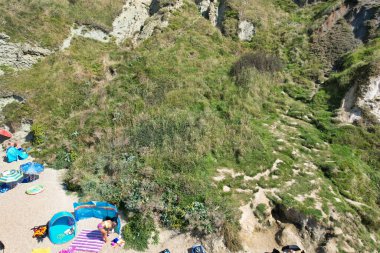 İngiltere, İngiltere 'nin Durdle Door Sahili' nde kalabalık var. 9 Eylül 2023 'te Drone' un kamerasıyla yakalanmış.