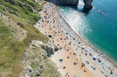 İngiltere, İngiltere 'nin Durdle Door Sahili' nde kalabalık var. 9 Eylül 2023 'te Drone' un kamerasıyla yakalanmış.