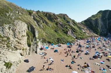 İngiltere, İngiltere 'nin Durdle Door Sahili' nde kalabalık var. 9 Eylül 2023 'te Drone' un kamerasıyla yakalanmış.