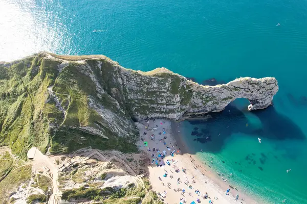 İngiltere, İngiltere 'nin Durdle Door Sahili' nde kalabalık var. 9 Eylül 2023 'te Drone' un kamerasıyla yakalanmış.