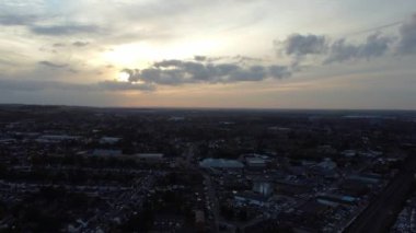 Günbatımında Luton şehrinin yüksek açılı görüntüleri. Görüntü İHA 'nın Kamerasıyla 25 Eylül 2023' te kaydedildi.