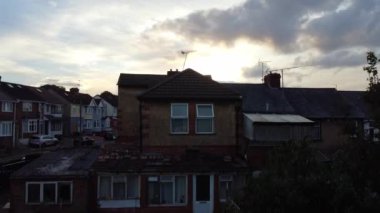 Günbatımında Luton şehrinin yüksek açılı görüntüleri. Görüntü İHA 'nın Kamerasıyla 25 Eylül 2023' te kaydedildi.