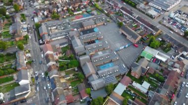 Günbatımında Luton şehrinin yüksek açılı görüntüleri. Görüntü İHA 'nın Kamerasıyla 25 Eylül 2023' te kaydedildi.