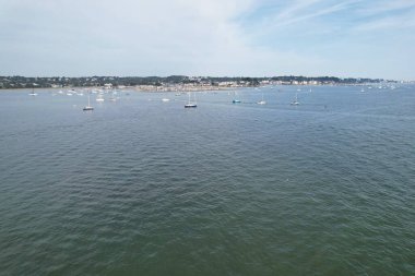 İngiltere 'nin Poole Denizi' ndeki Yüksek Sürat Tekneleri, Güzel Turist Çekimi Plaj Şehir Turu 9 Eylül 2023 'te Drone' un Kamerasıyla yakalandı.