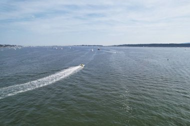 İngiltere 'nin Poole Denizi' ndeki Yüksek Sürat Tekneleri, Güzel Turist Çekimi Plaj Şehir Turu 9 Eylül 2023 'te Drone' un Kamerasıyla yakalandı.