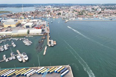 İngiltere 'nin Poole Denizi' ndeki Yüksek Sürat Tekneleri, Güzel Turist Çekimi Plaj Şehir Turu 9 Eylül 2023 'te Drone' un Kamerasıyla yakalandı.