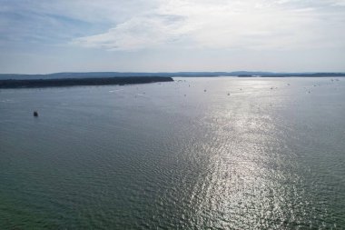 İngiltere 'nin Poole Denizi' ndeki Yüksek Sürat Tekneleri, Güzel Turist Çekimi Plaj Şehir Turu 9 Eylül 2023 'te Drone' un Kamerasıyla yakalandı.