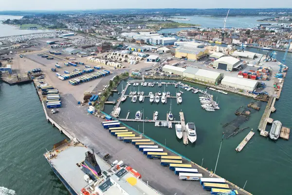 İngiltere 'nin Poole Denizi' ndeki Yüksek Sürat Tekneleri, Güzel Turist Çekimi Plaj Şehir Turu 9 Eylül 2023 'te Drone' un Kamerasıyla yakalandı.