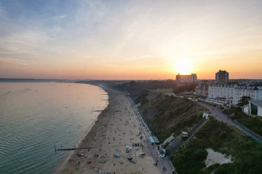 Birçok insanın Bournemouth Sandy Sahili 'nde geçirdiği sıcak yaz gününün tadını çıkartıyor. En Güzel Turist Çekimi İHA 'nın Kamerasıyla 9 Eylül 2023' te İngiltere 'de çekildi.