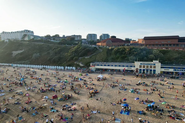 Birçok Insanın Bournemouth Sandy Sahili Nde Geçirdiği Sıcak Yaz Gününün — Stok fotoğraf