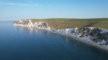Durdle Door Sahili 'ndeki Cliff ve Hills' in yüksek açılı görüntüsü. İngiltere 'nin Büyük Turist Çekimi ve Yazın Çok Ünlü. En Güzel Manzaranın Muhteşem Görüntüsü 9 Eylül 2023 'te Çekildi