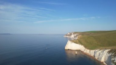 Durdle Door Sahili 'ndeki Cliff ve Hills' in yüksek açılı görüntüsü. İngiltere 'nin Büyük Turist Çekimi ve Yazın Çok Ünlü. En Güzel Manzaranın Muhteşem Görüntüsü 9 Eylül 2023 'te Çekildi