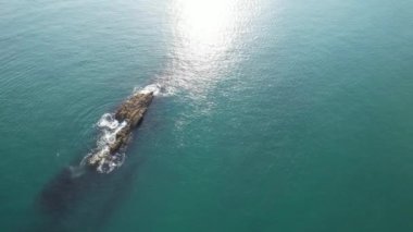 Durdle Door Sahili 'ndeki Cliff ve Hills' in yüksek açılı görüntüsü. İngiltere 'nin Büyük Turist Çekimi ve Yazın Çok Ünlü. En Güzel Manzaranın Muhteşem Görüntüsü 9 Eylül 2023 'te Çekildi