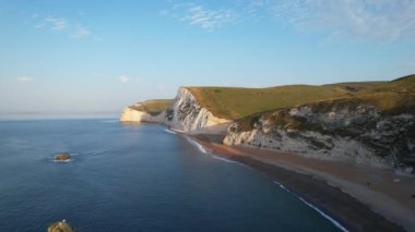 Durdle Door Sahili 'ndeki Cliff ve Hills' in yüksek açılı görüntüsü. İngiltere 'nin Büyük Turist Çekimi ve Yazın Çok Ünlü. En Güzel Manzaranın Muhteşem Görüntüsü 9 Eylül 2023 'te Çekildi