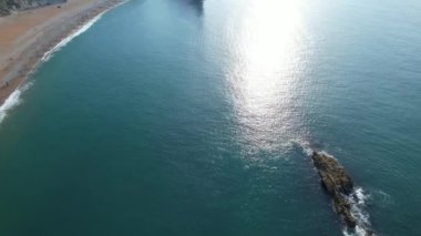 Durdle Door Sahili 'ndeki Cliff ve Hills' in yüksek açılı görüntüsü. İngiltere 'nin Büyük Turist Çekimi ve Yazın Çok Ünlü. En Güzel Manzaranın Muhteşem Görüntüsü 9 Eylül 2023 'te Çekildi
