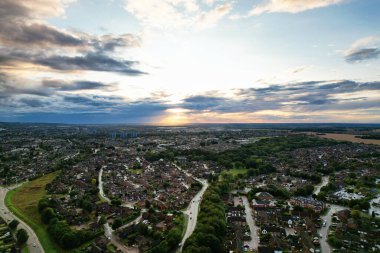 Yağmur ve Bulutlu Günbatımında İngiltere 'nin kuzeydoğu Luton şehrinin hava görüntüsü. Yüksek Açılı Görüntü, İHA 'nın Kamerasıyla 22 Eylül 2023' te çekildi.