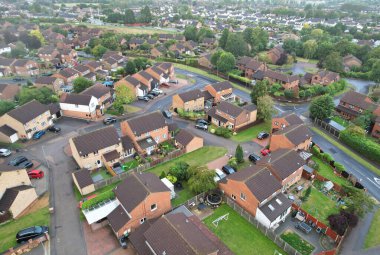 Yağmur ve Bulutlu Günbatımında İngiltere 'nin kuzeydoğu Luton şehrinin hava görüntüsü. Yüksek Açılı Görüntü, İHA 'nın Kamerasıyla 22 Eylül 2023' te çekildi.