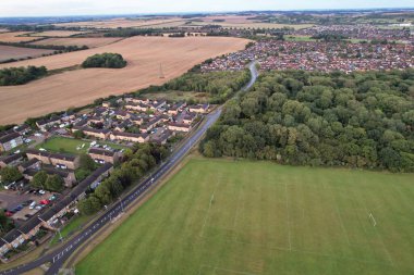 Yağmur ve Bulutlu Günbatımında İngiltere 'nin kuzeydoğu Luton şehrinin hava görüntüsü. Yüksek Açılı Görüntü, İHA 'nın Kamerasıyla 22 Eylül 2023' te çekildi.