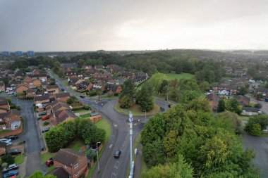 Yağmur ve Bulutlu Günbatımında İngiltere 'nin kuzeydoğu Luton şehrinin hava görüntüsü. Yüksek Açılı Görüntü, İHA 'nın Kamerasıyla 22 Eylül 2023' te çekildi.