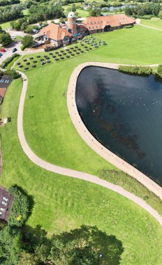 İngiltere 'nin Milton Keynes şehrindeki Caldecotte Gölü' nün Hava Görüntüsü, 21 Ağustos 2023 'te İHA' nın Kamerasıyla çekildi..