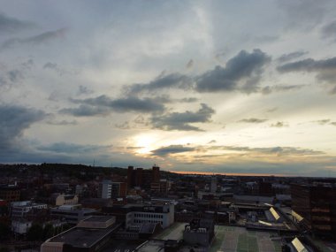 Günbatımında Güneydoğu Şehir Merkezi ve Luton Şehri ve Ticaret Bölgesi Yüksek Açı Manzarası. Görüntü İHA 'nın Kamerasıyla 1 Eylül 2023' te kaydedildi.