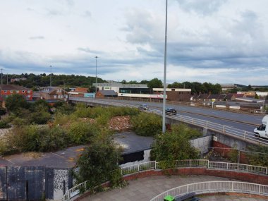 Günbatımında Güneydoğu Şehir Merkezi ve Luton Şehri ve Ticaret Bölgesi Yüksek Açı Manzarası. Görüntü İHA 'nın Kamerasıyla 1 Eylül 2023' te kaydedildi.