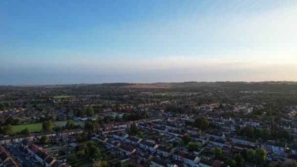高角无人机在日出期间在英国卢顿市上空拍摄的镜头 2023年9月30日 — 图库视频影像