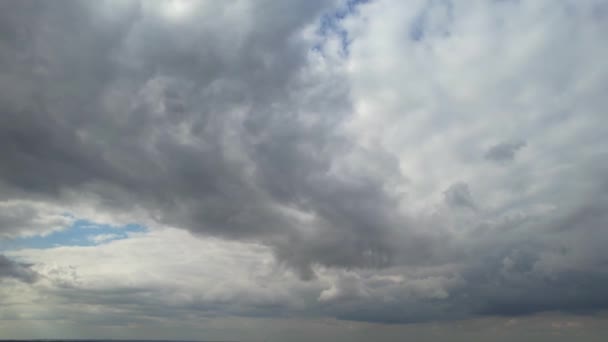 Vista Ángulo Alto Nubes Dramáticas Movimiento Rápido Cielo Sobre Ciudad — Vídeos de Stock
