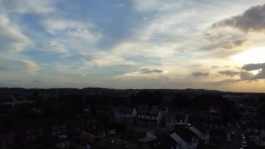Günbatımında Luton şehrinin yüksek açılı görüntüleri. Görüntü İHA 'nın Kamerasıyla 25 Eylül 2023' te kaydedildi.