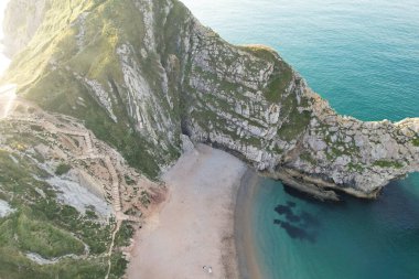 İngiltere İngiltere 'nin Durdle Door Sahili' nin en güzel manzarası ve deniz manzarası. Görüntü İHA 'nın kamerasıyla 9 Eylül 2023' te çekildi.
