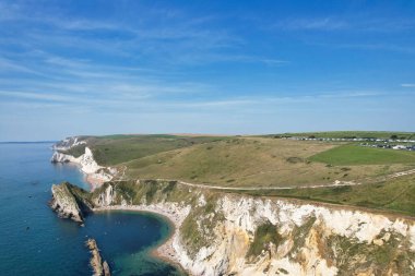İngiltere İngiltere 'nin Durdle Door Sahili' nin en güzel manzarası ve deniz manzarası. Görüntü İHA 'nın kamerasıyla 9 Eylül 2023' te çekildi.