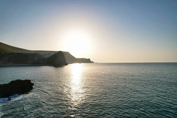 İngiltere İngiltere 'nin Durdle Door Sahili' nin en güzel manzarası ve deniz manzarası. Görüntü İHA 'nın kamerasıyla 9 Eylül 2023' te çekildi.