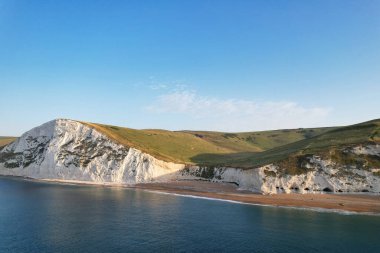 İngiltere İngiltere 'nin Durdle Door Sahili' nin en güzel manzarası ve deniz manzarası. Görüntü İHA 'nın kamerasıyla 9 Eylül 2023' te çekildi.