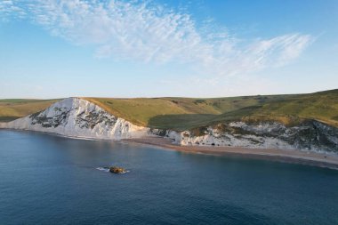 İngiltere İngiltere 'nin Durdle Door Sahili' nin en güzel manzarası ve deniz manzarası. Görüntü İHA 'nın kamerasıyla 9 Eylül 2023' te çekildi.