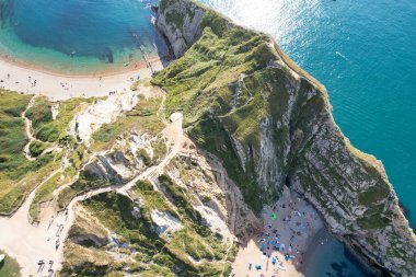 İngiltere İngiltere 'nin Durdle Door Sahili' nin en güzel manzarası ve deniz manzarası. Görüntü İHA 'nın kamerasıyla 9 Eylül 2023' te çekildi.