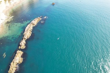 İngiltere İngiltere 'nin Durdle Door Sahili' nin en güzel manzarası ve deniz manzarası. Görüntü İHA 'nın kamerasıyla 9 Eylül 2023' te çekildi.